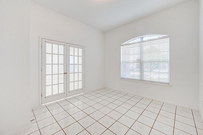 Building Photo - 2710 Logan Dr