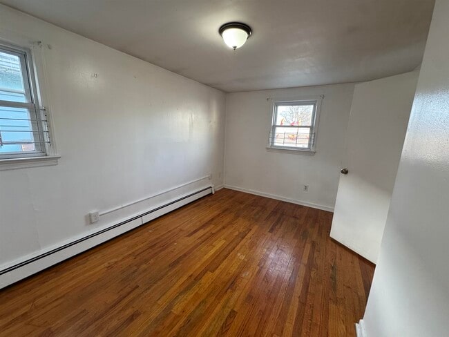 Building Photo - 90 Roosevelt Ave