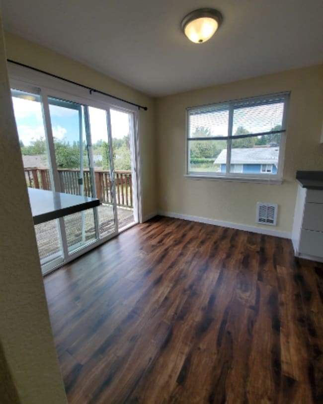 Building Photo - 6 bedroom, 2 bath home with Two Car Garage!!!!