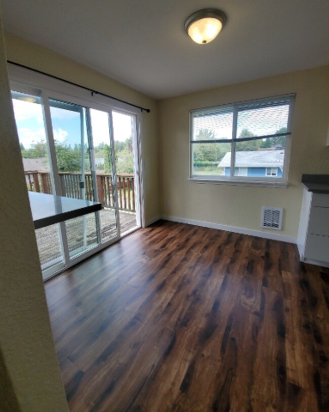 Building Photo - 6 bedroom, 2 bath home with Two Car Garage!!!! With a Signed Lease Receive a $2,000 gift card to ...