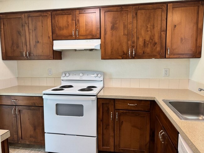 Building Photo - 2 bedroom 1.5 bathroom duplex in Springfield!