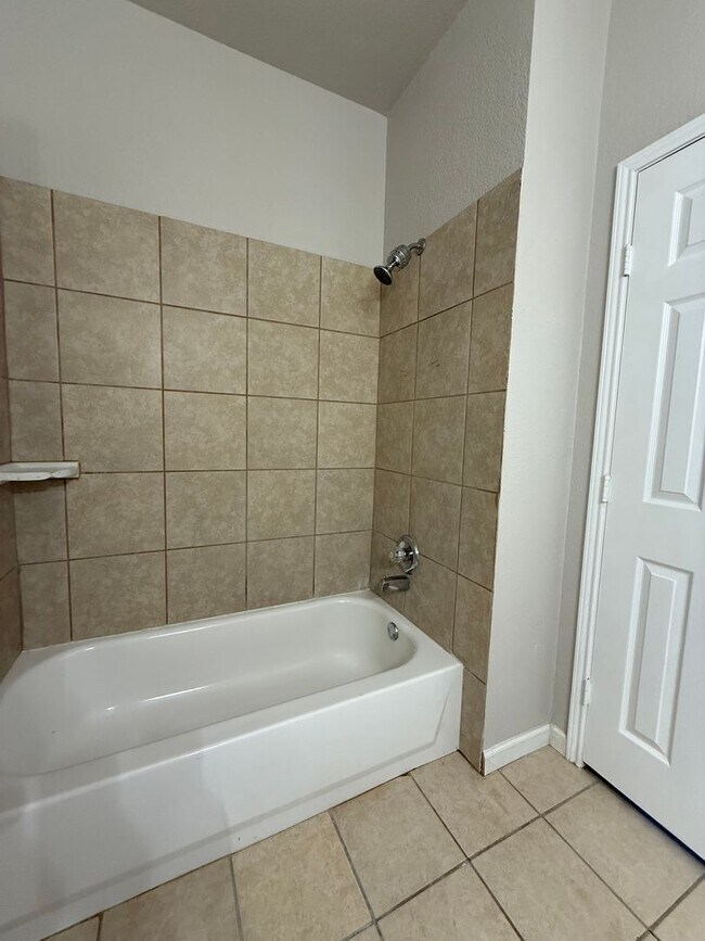 Building Photo - 131-131 Collett Ct