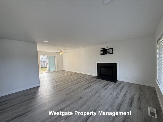 Building Photo - 574 Lorraine Ct N