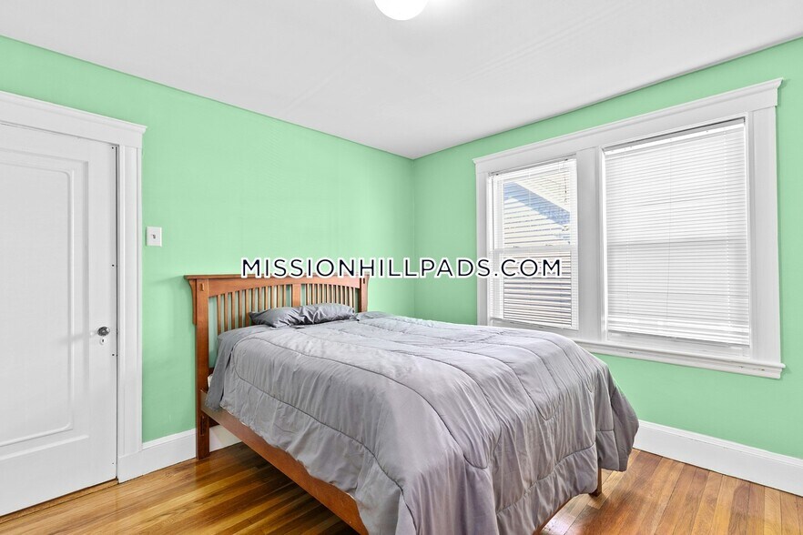 Building Photo - 157 Hillside St