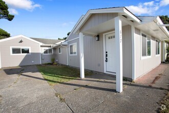 Building Photo - Charming Bandon Bungalow!