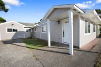 Building Photo - Charming Bandon Bungalow!