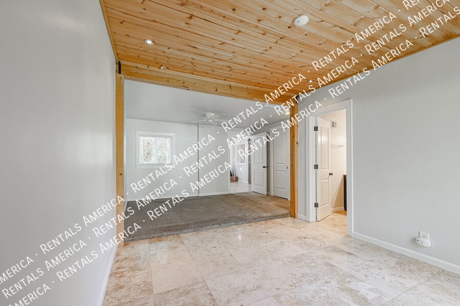 Building Photo - 1538 E Cedar St