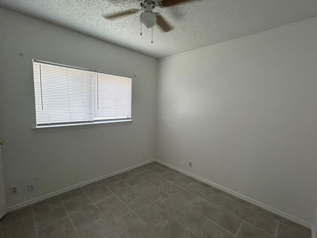 Building Photo - AVAILABLE NOW 4 BED/ 2 BA HOUSE FOR RENT! ...