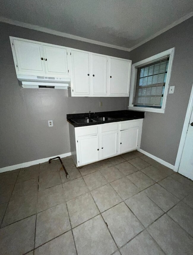 Building Photo - Renovated house in quite Neighborhood