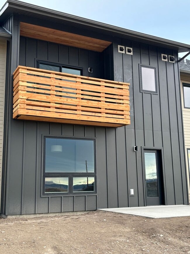 Building Photo - New, Pet Friendly, 2 bed 2 bath Townhouses!