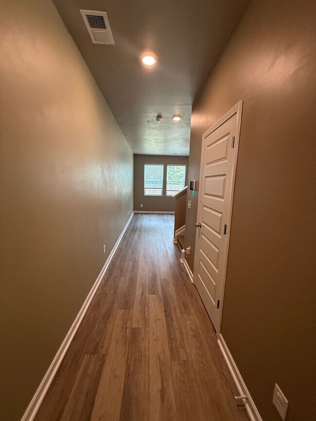 Building Photo - Open concept 4 bed, 2.5 bath home with fen...