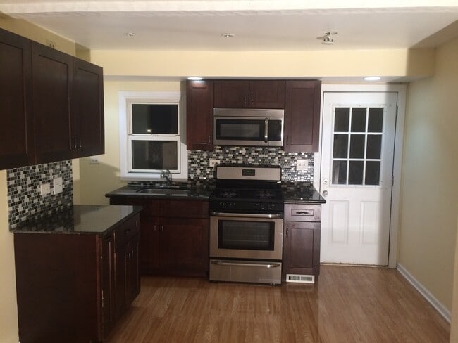 Building Photo - Must see Cozy single family home !!!!!!!!!...