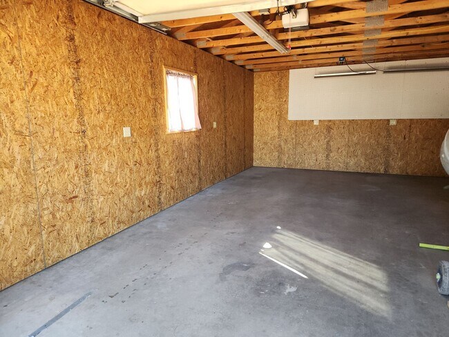 Building Photo - 2 Bed / 1 Bath with Oversized single car garage