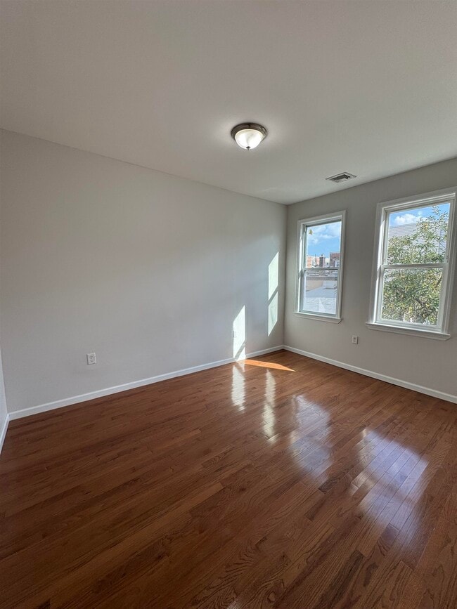 Building Photo - 424 67th St