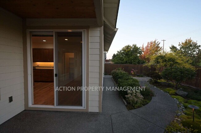 Building Photo - Beautiful custom-built 3 bed, 1 office, 2 bath, 2 car garage in Sequim