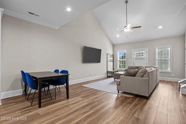 Building Photo - 127 Lark Dr