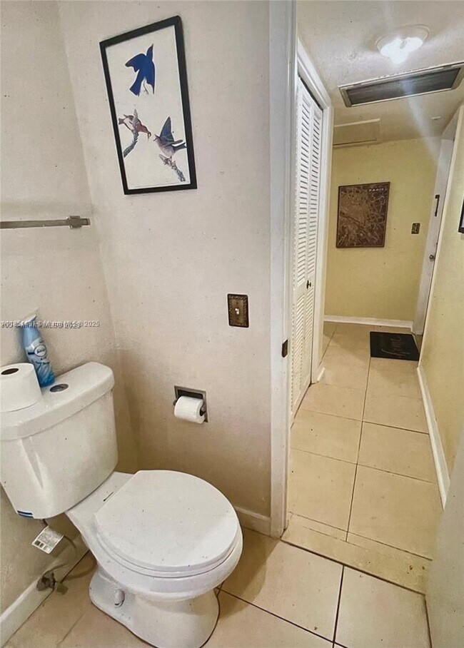 Building Photo - 2801 N Palm Aire Dr