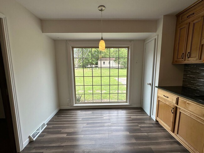 Building Photo - Beautiful Pet Friendly 3 bedroom home for ...