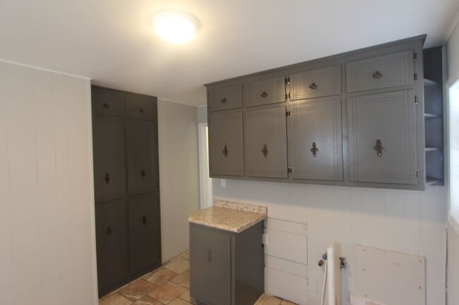 Building Photo - 3 Bedroom, 1.5 Bath! New on the Market!  B...