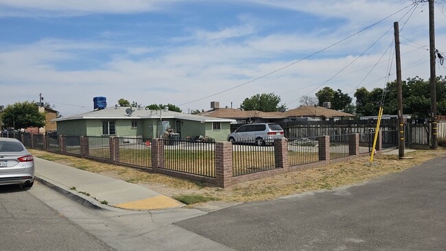 Building Photo - Coming Soon 3 Bd 1 Ba Home in East Bakersf...