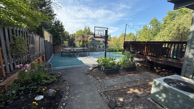 Building Photo - Pristine Single-Family Home in the Heart o...