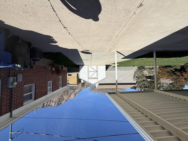 Building Photo - 721 Robins Ave