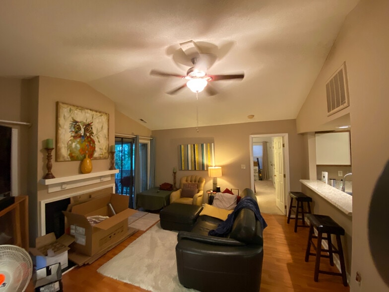 Building Photo - Room in Townhome on Sunpointe Dr