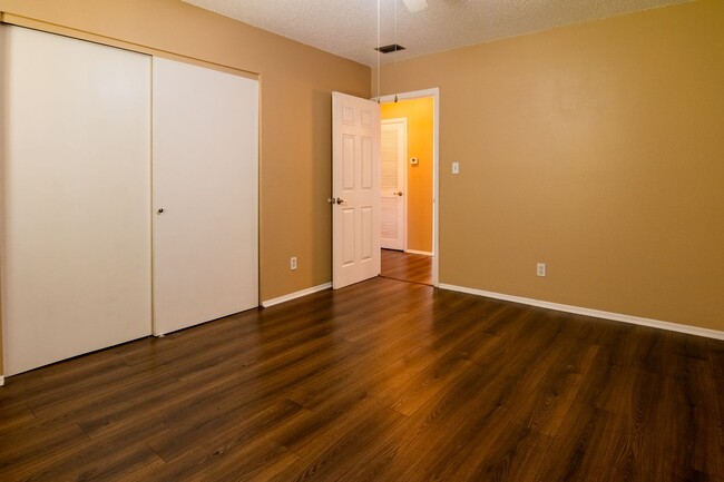 Building Photo - Longwood - 2 Bedrooms, 1 Bathroom - $1,550.00