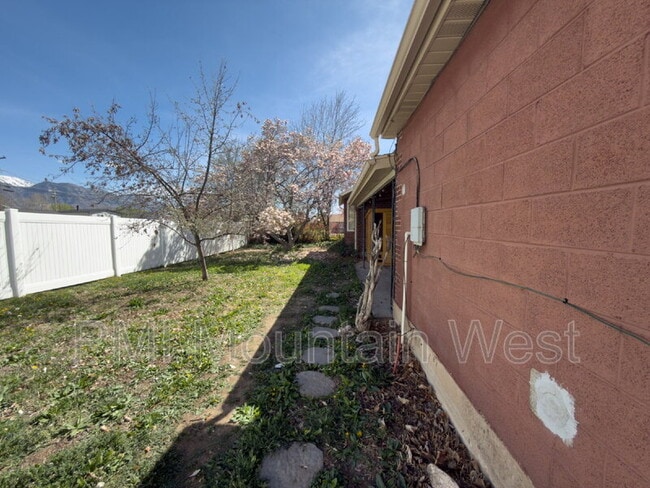 Building Photo - 872 N Main St