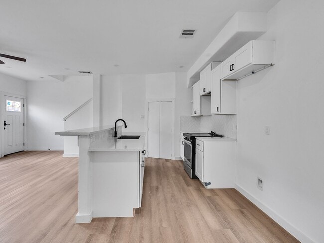 Building Photo - Spacious 3 Bed / 2.5 Bath Duplex – Move-In Ready