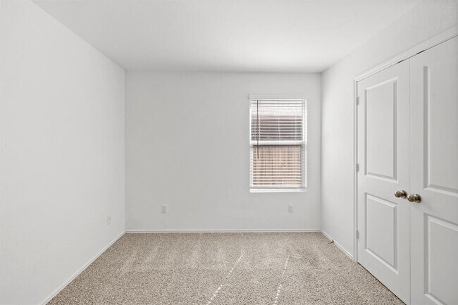 Building Photo - 215 Silver Springs Bend