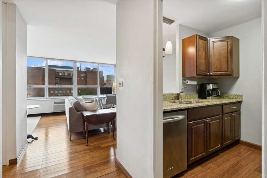Building Photo - 70 W Burton Pl