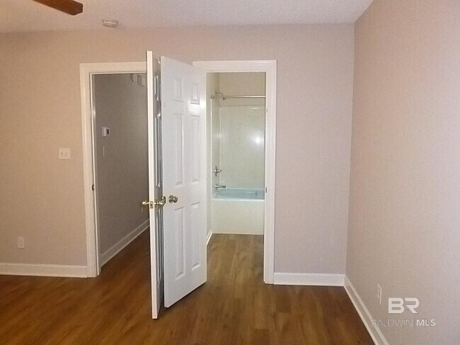 Building Photo - 600 Cheshire Ln