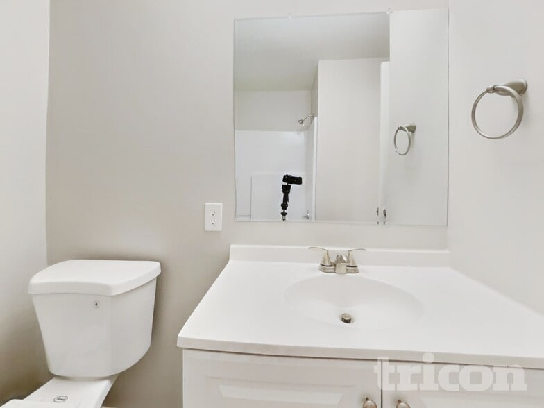 Building Photo - 101 N Lakeside Dr