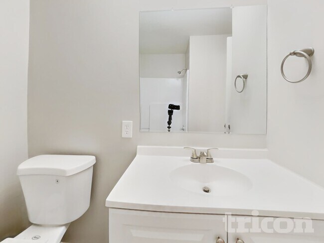 Building Photo - 101 N Lakeside Dr