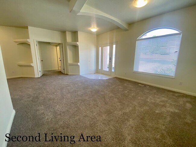 Building Photo - SPACIOUS HOME FOR RENT!