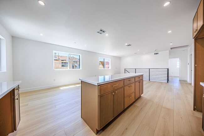 Building Photo - 1259 S Longwood Ave
