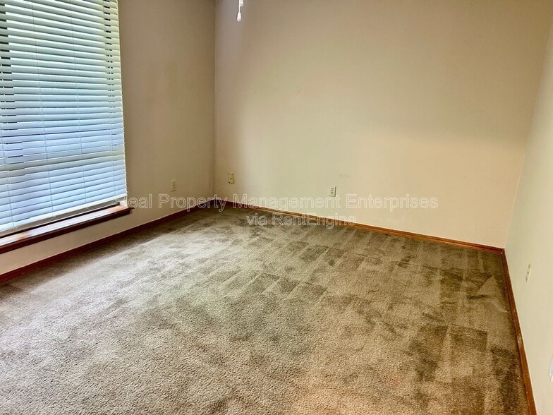 Building Photo - 14011 Fairhill Ave