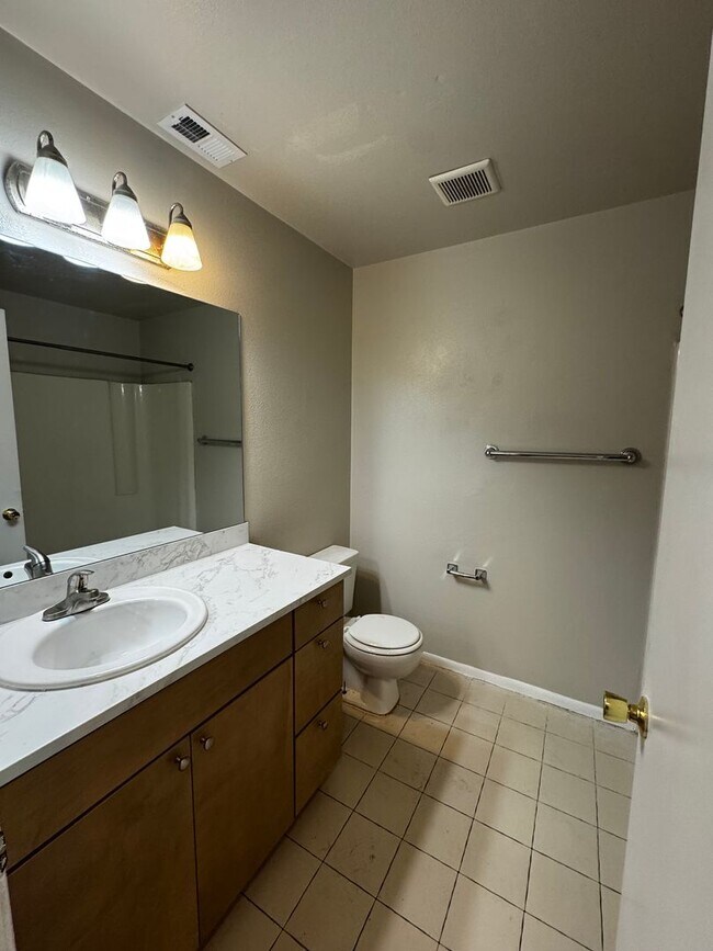 Building Photo - Updated & Spacious Home