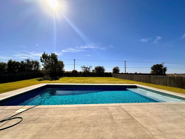 Building Photo - Spacious 4-Bedroom Home with Pool in Yukon