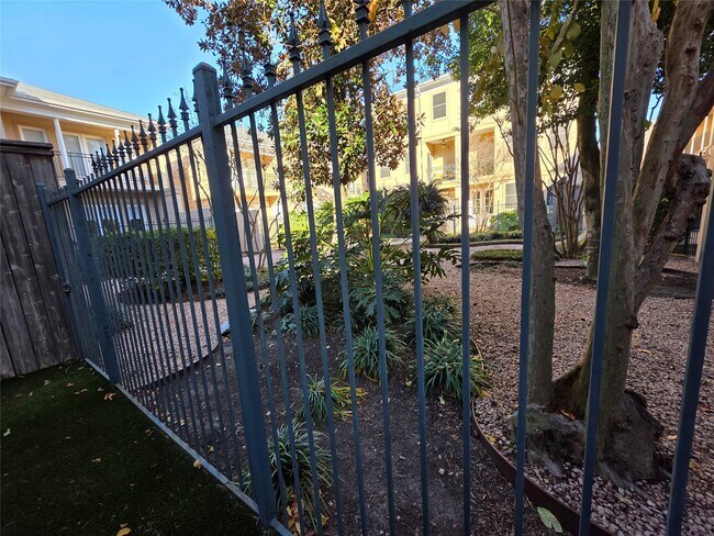 Building Photo - 1714 Roy St