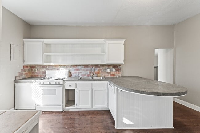 Building Photo - Charming 2 Bed, 1 Bath Lenexa Home with Modern Amenities!