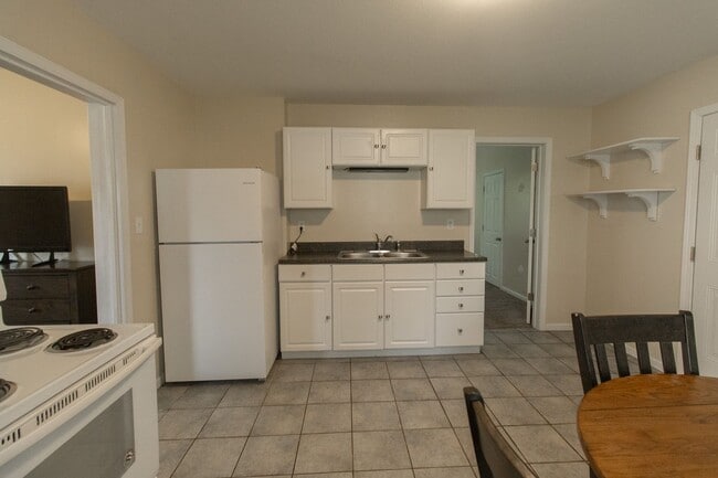 Building Photo - 2 Bed and 1 Bath House