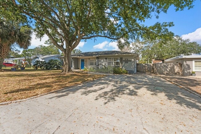 Building Photo - 4619 W Bay Villa Ave