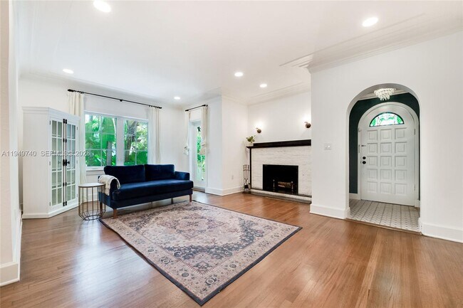 Building Photo - 512 Majorca Ave