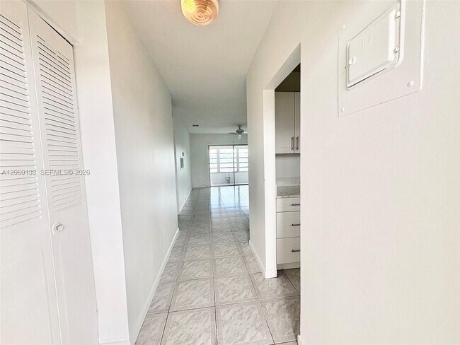 Building Photo - 5011 W Oakland Park Blvd