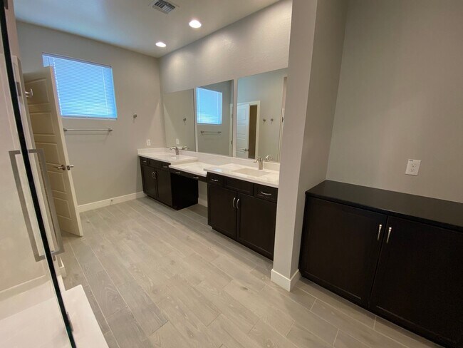 Building Photo - 1560 W Avenida Del Valle