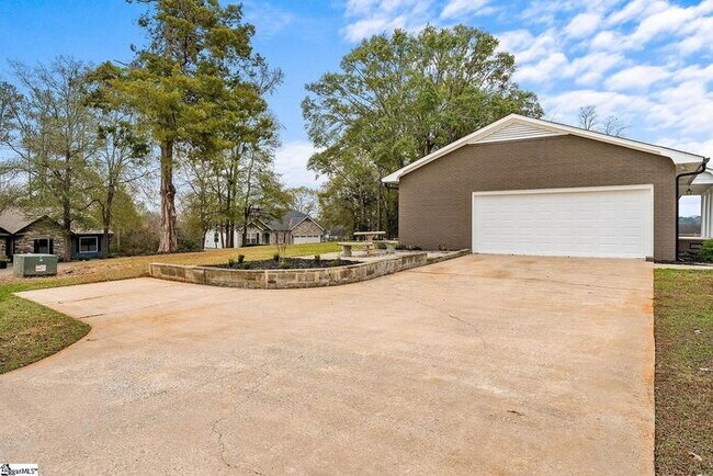 Building Photo - 300 Woodlake Rd