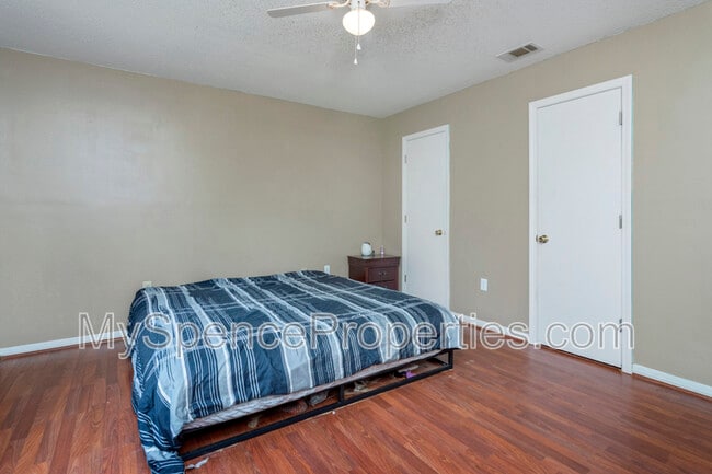 Building Photo - 14 Flora Cove