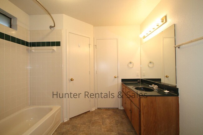Building Photo - 4604 Fieldcrest Dr